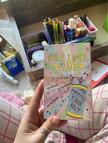 Revolution i heart revolution self love club far paleti positive vibes