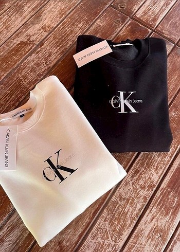 Calvin Klein Kadın Kısa Kollu Baskılı Sweatshirt
