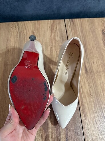 Bej renk kırmızı tabanlı Stiletto