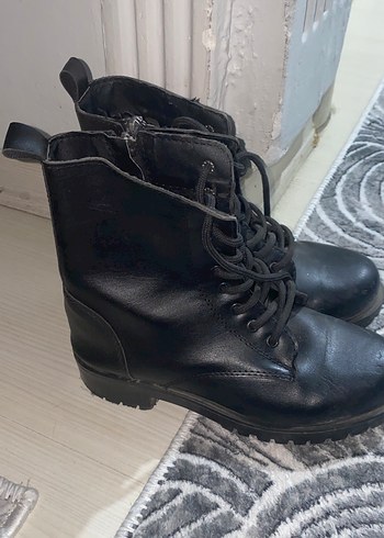 Siyah Deri kısa Topuklu Bağcıklı Kadın Bot - Görsel 2