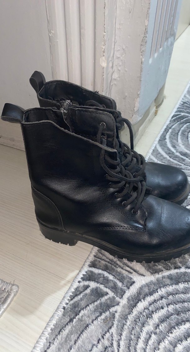 Siyah Deri kısa Topuklu Bağcıklı Kadın Bot - Görsel 2