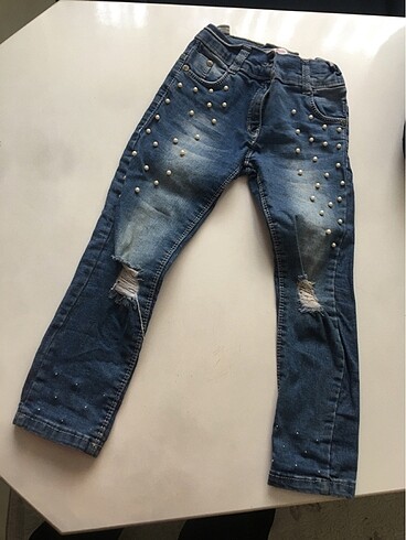 Kız çocuk yırtık boncuk detaylı jean