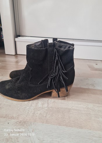 Siyah Püsküllü Süet Kadın Dolgu Topuk Bot - Görsel 3