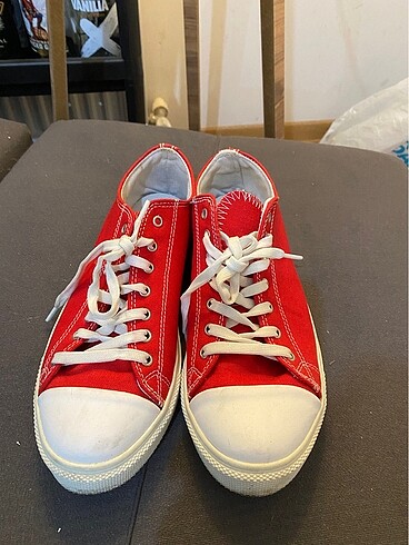 Kırmızı converse