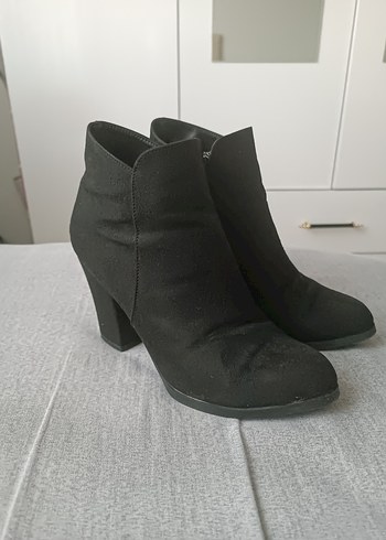 Siyah Süet Tokalı Kadın Bot