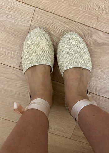 Yargıcı Bej Nakışlı Kadın Keten Dolgu Topuklu Sandalet