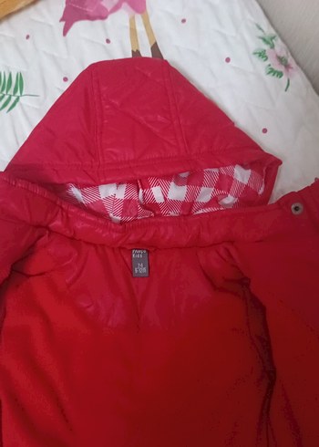 Kız Çocuk Kırmızı Kapitone Düğmeli Mont - Görsel 2