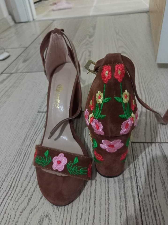 Kahverengi Süet Çiçekli Bohem bantlı Stiletto - Görsel 2