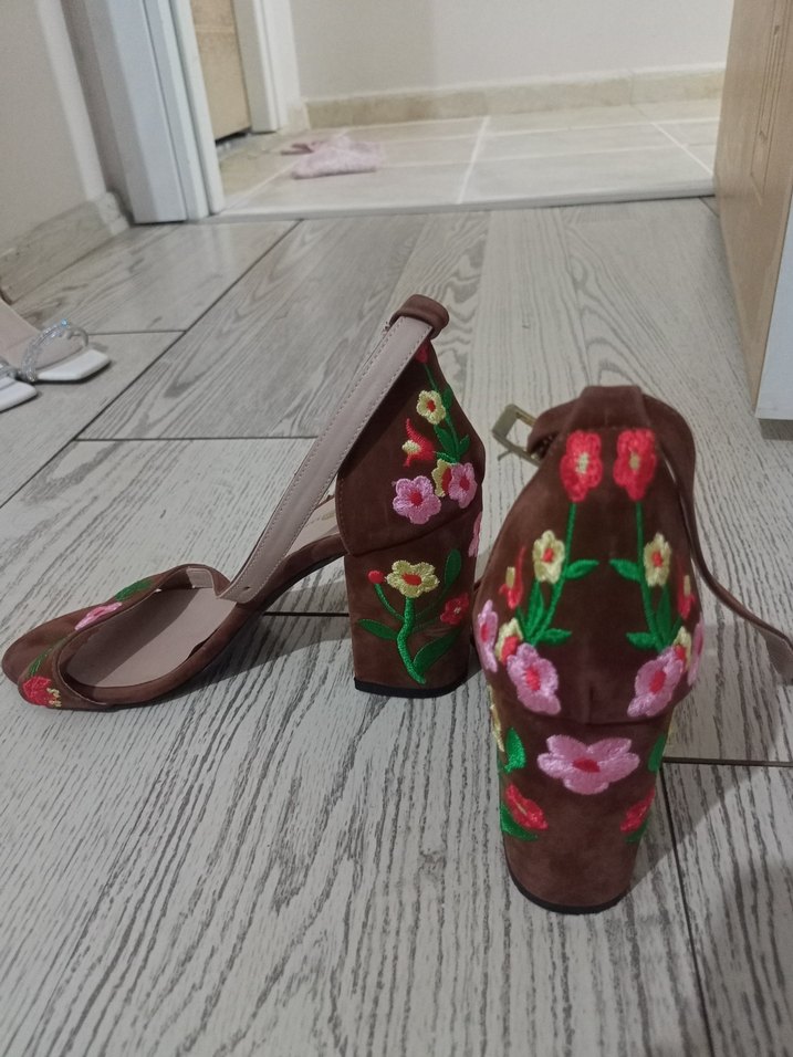 Kahverengi Süet Çiçekli Bohem bantlı Stiletto - Görsel 3