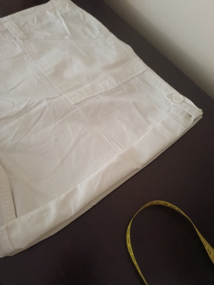 Düğmeli Beyaz Midi Şort - Görsel 3