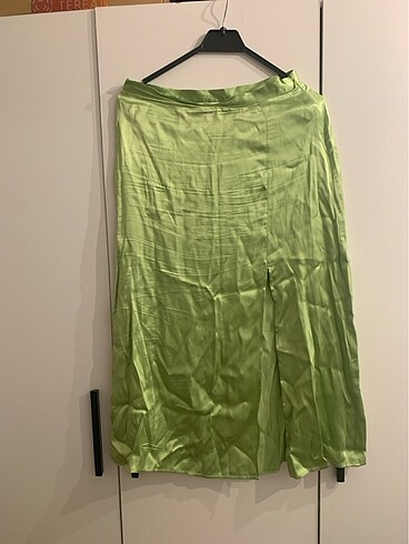 H&M önden yırtmaçlı saten etek