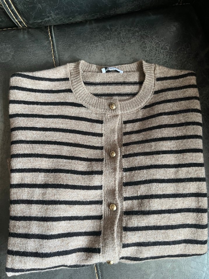 Bej Çizgili Düğmeli Kadın Hırka - Görsel 3