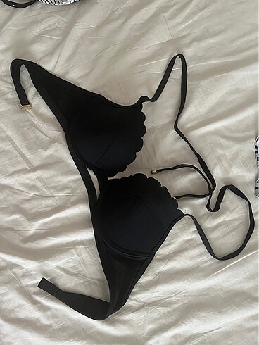 Siyah bikini üstü