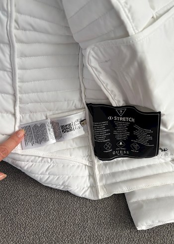 Guess Orjinal beyaz M şişme mont - Görsel 5