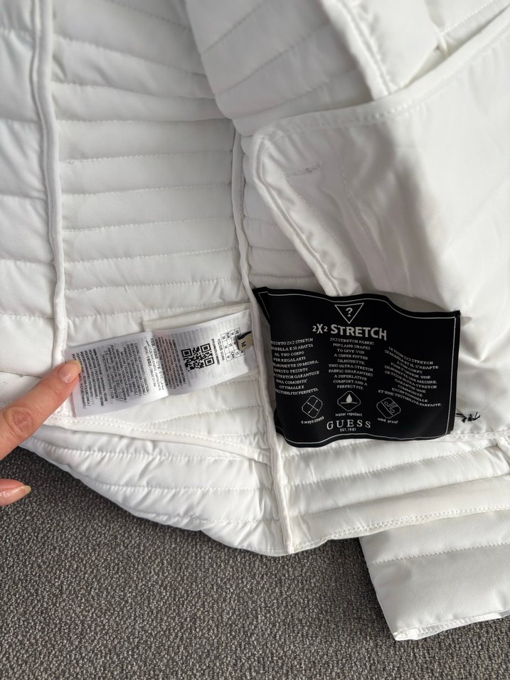 Guess Orjinal beyaz M şişme mont - Görsel 5
