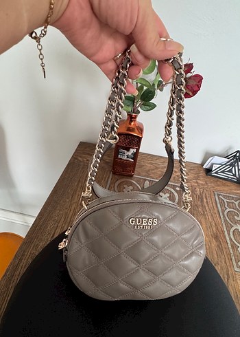 Guess Orijinal ve yeni pırıl pırıl bir çanta