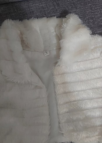 Krem ve Beyaz Gibi Suni Kürk Detaylı Uzun Kollu Kız Çocuk Bolero - Görsel 4