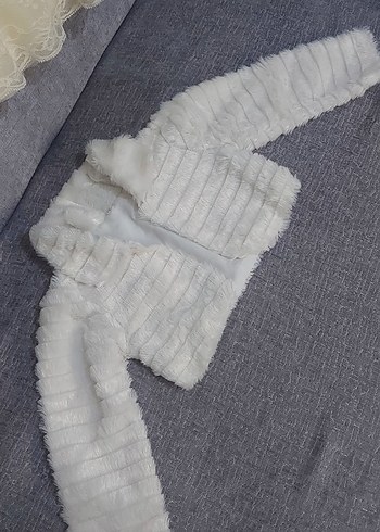 Krem ve Beyaz Gibi Suni Kürk Detaylı Uzun Kollu Kız Çocuk Bolero - Görsel 2