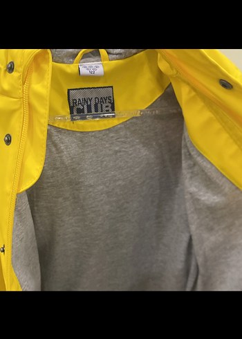 Sarı Düğmeli çocukYağmurluk - Görsel 4