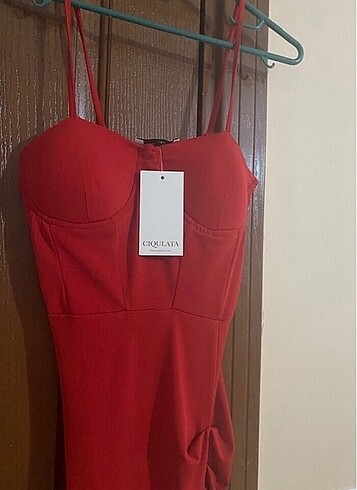 s Beden kırmızı yırtmaçlı seksi elbise