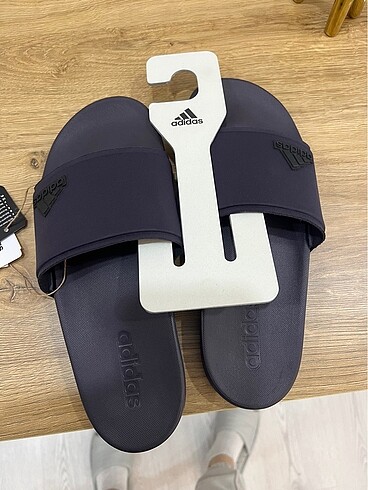 Adidas orijinal terlik hiç kullanılmadı küçük olduğu için aşırı 