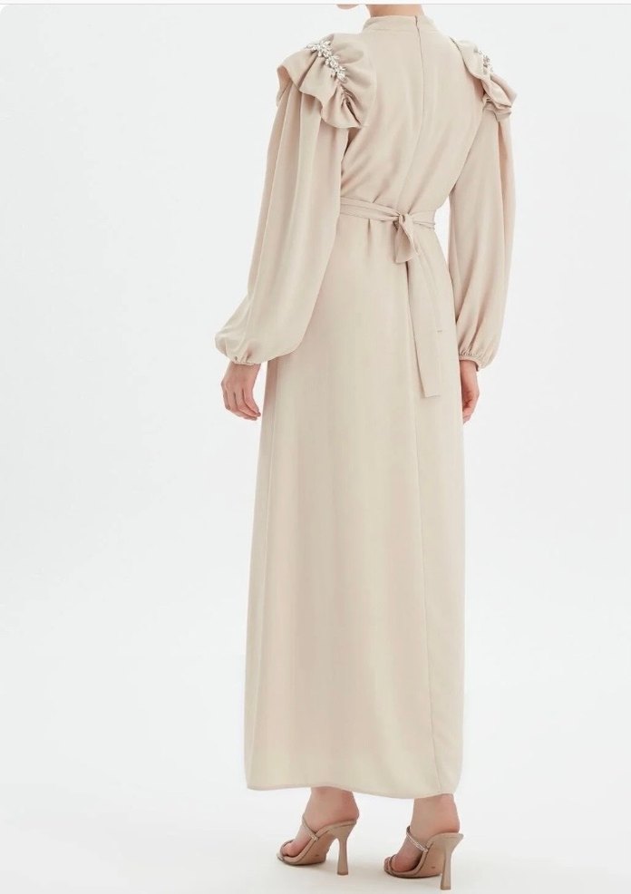 Birgül Bektaş Bej Yüksek Yakalı Uzun Elbise - Görsel 5