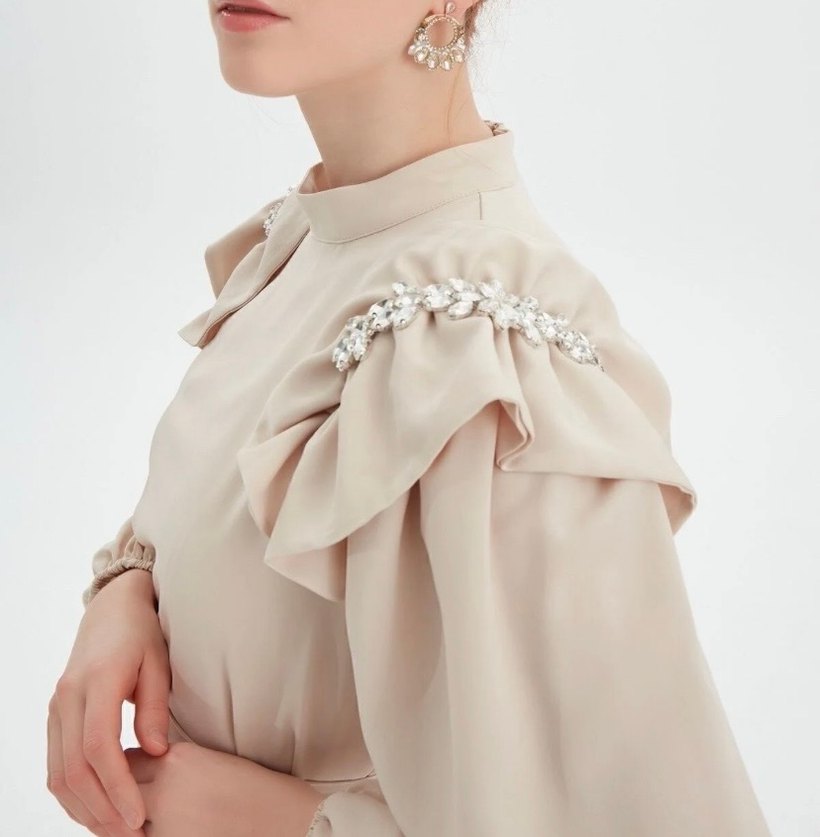 Birgül Bektaş Bej Yüksek Yakalı Uzun Elbise - Görsel 4