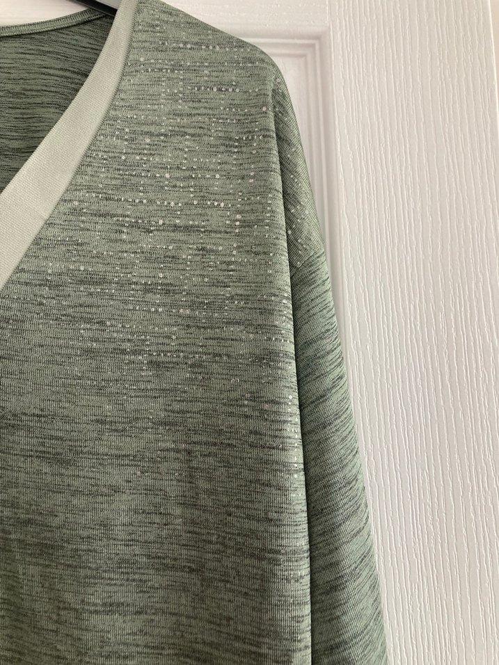 Gri V Yaka Kadın Bluz - Görsel 3