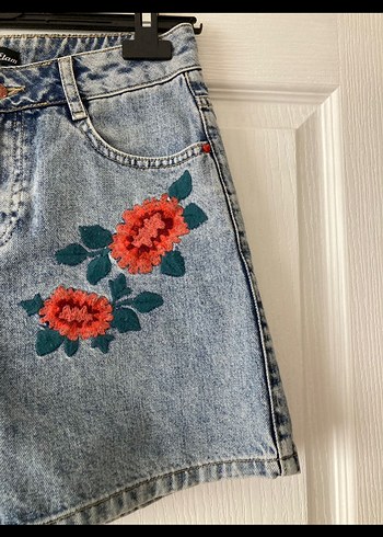 Nakışlı Mavi Bol Kesim Kısa Kot Şort - Görsel 2