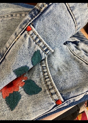 Nakışlı Mavi Bol Kesim Kısa Kot Şort - Görsel 5