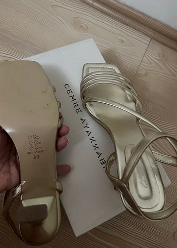 Altın Renkli Tokalı İnce Topuklu Kadın Ayakkabı - Görsel 7