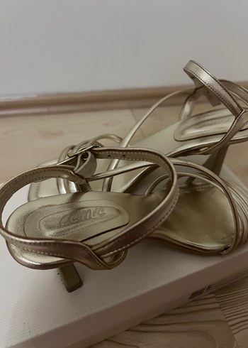 Altın Renkli Tokalı İnce Topuklu Kadın Ayakkabı - Görsel 8