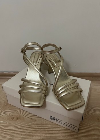 Altın Renkli Tokalı İnce Topuklu Kadın Ayakkabı - Görsel 2