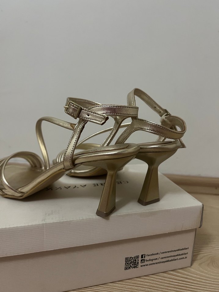 Altın Renkli Tokalı İnce Topuklu Kadın Ayakkabı - Görsel 5