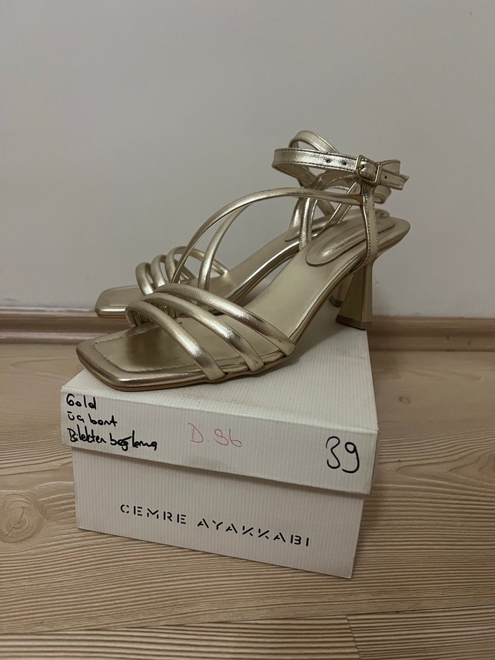 Altın Renkli Tokalı İnce Topuklu Kadın Ayakkabı - Görsel 4