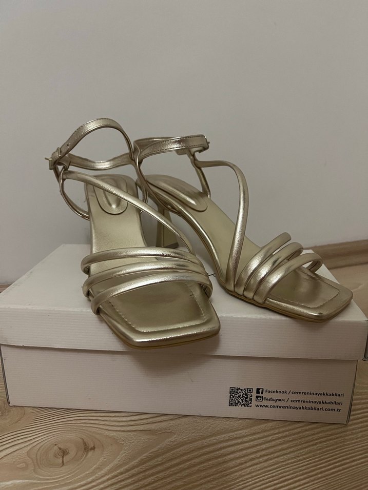 Altın Renkli Tokalı İnce Topuklu Kadın Ayakkabı - Görsel 3