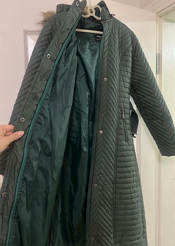 Kemerli Uzun Yeşil Kadın Mont - Görsel 7