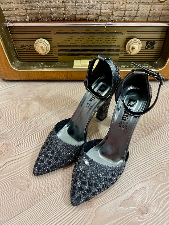 Gri Yılan Desenli Dantel Detaylı Topuklu Ayakkabı - Görsel 4