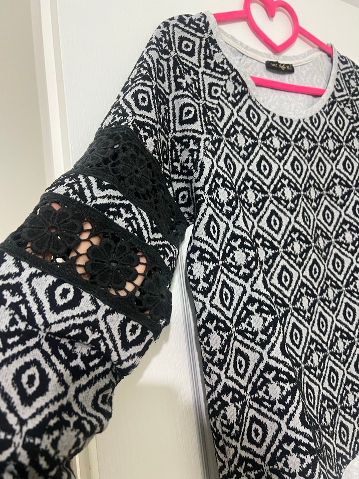 Siyah Beyaz Desenli Sweatshirt/Dantel Detaylı - Görsel 3