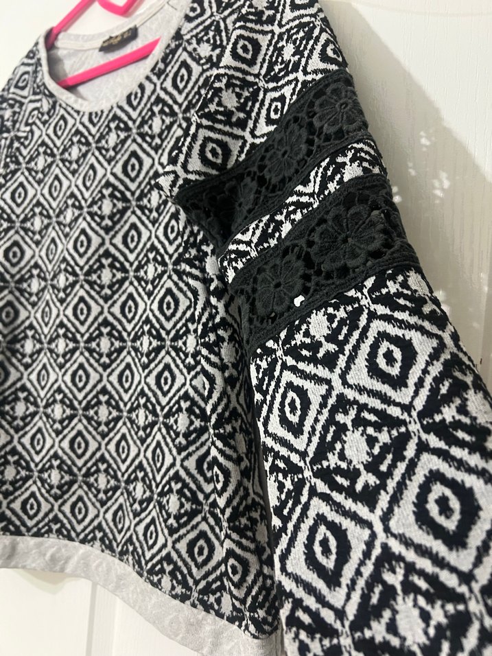 Siyah Beyaz Desenli Sweatshirt/Dantel Detaylı - Görsel 4