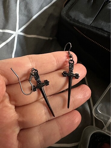 Beden Gothic haçlı küpe