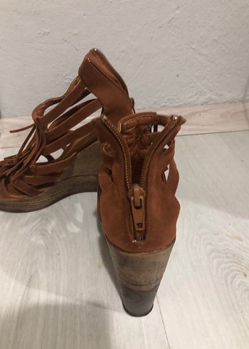 Diğer Püsküllü Kahverengi Süet Dolgu Topuklu Sandalet
