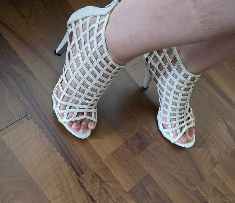 Beyaz Bantlı Stiletto Topuklu Ayakkabı - Görsel 3