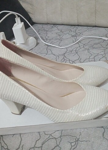 Beyaz simli kalın topuklu ayakkabı 