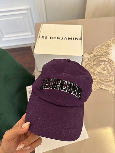 Les Benjamins şapka