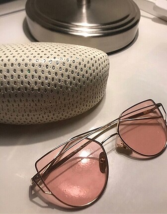 Pembe gözlük