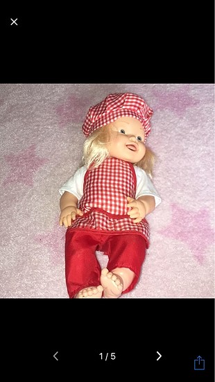 Kırmızı kıyafetli bebek