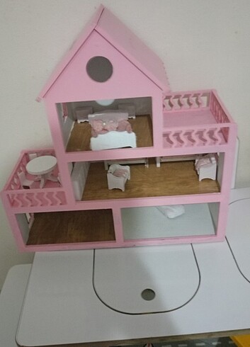 Eşyalı ve boyalı barbie evi