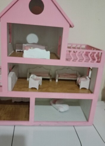  Eşyalı ve boyalı barbie evi