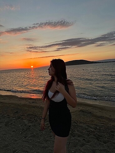 Dar ve şık siyah elbise